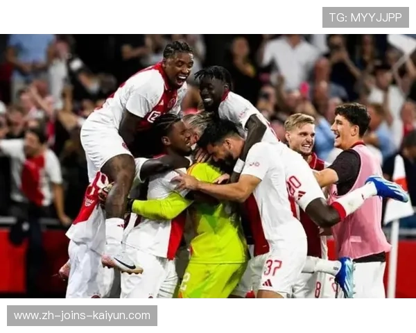 阿贾克斯梯队合练中布罗贝动作衔接丝滑,全队围观鼓掌